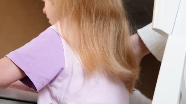 Parrucchiere Taglio Estremità Biondo Ragazze Capelli Madre Facendo Figlie Taglio — Video Stock