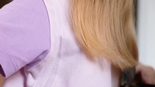 Волосся Волосся Стрибає Кінцях Білої Дівчини Мати Стрижеться Додому — стокове відео