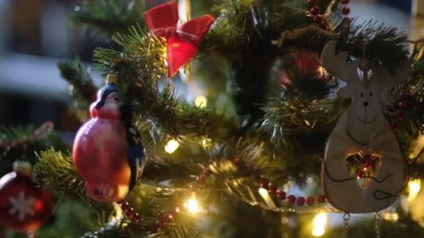 除夕夜 圣诞树上挂着红色玻璃球 挂在树枝上 旁边闪烁着灯泡花环 作为家庭假日的装饰 节日气氛 积极的情绪 — 图库视频影像