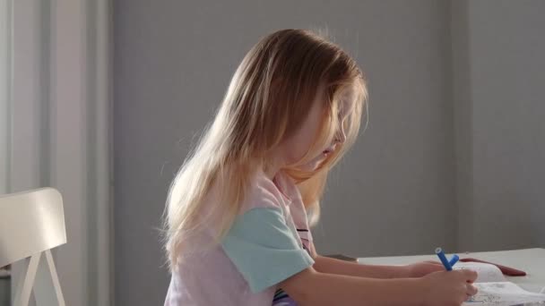 Blonde Παιδί Μαθητής Σχολείο Κορίτσι Σπουδάζουν Απευθείας Σύνδεση Από Σπίτι — Αρχείο Βίντεο