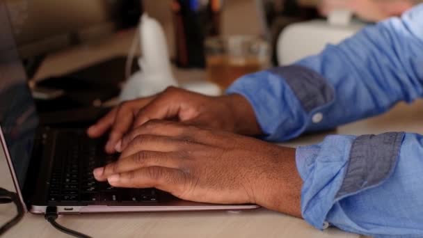 Primer Plano Joven Africano Freelancer Manos Escribiendo Trabajando Teclado Del — Vídeos de Stock