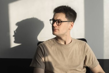 Modern Ofis: Tarz Geliştirici, Veri Analizi ve Yaratıcı Tasarımcı Portresi. Dijital Girişimci E-Ticaret Girişimi Çalışıyor.