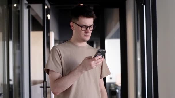 Fiatal Komoly Férfi Piros Mobilt Használ Irodaházban Interneten Szélessávú Internet — Stock videók