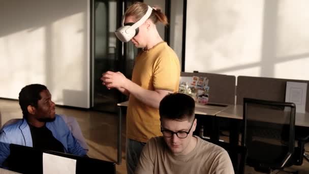 Entwicklungsteam Arbeitet Projekt Mann Trägt Headset Spielt Und Berührt Etwas — Stockvideo