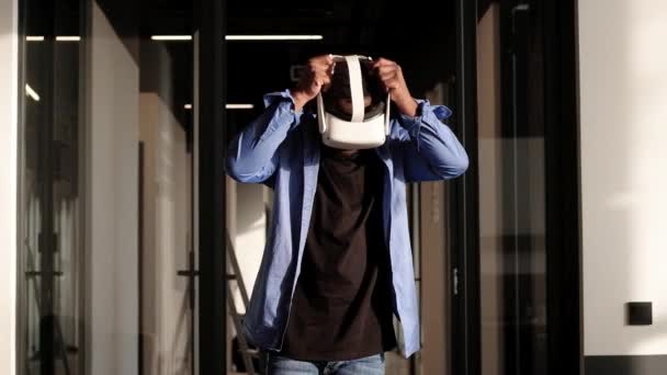 Casque Man Explorant Monde Métaverse Touchant Des Sujets Réalité Virtuelle — Video