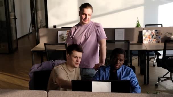 团队正在寻找缺陷修补程序 在软件开发公司办公室工作的程序员 编码技术 网站设计 成功的多元化团队合作 网络空间概念 — 图库视频影像