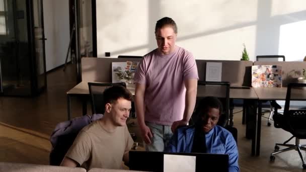 Ekip Hata Düzeltmeleri Arıyor Bir Yazılım Geliştirme Şirketinde Çalışan Programcılar — Stok video