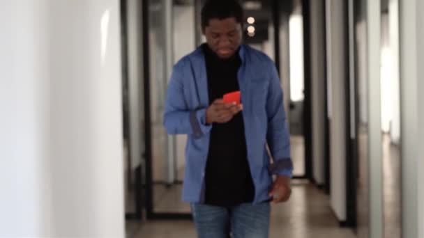 Αφροαμερικανός Σοβαρός Άνθρωπος Που Χρησιμοποιεί Κόκκινο Κινητό Τηλέφωνο Στο Κτίριο — Αρχείο Βίντεο
