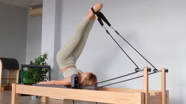 Woman Training Pilates Reformer Bed Reformer Pilates Studio Machine Fitness — Stock Video