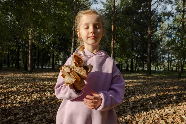 Freudiges Hübsches Junges Glückliches Blondes Mädchen Mit Einem Strauß Herbstblätter — Stockfoto
