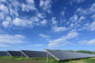 Güneş paneli, fotovoltaik, alternatif elektrik kaynağı - sürdürülebilir kaynaklar kavramı. Güneş enerjisi santralindeki güneş panellerinin manzarası. 