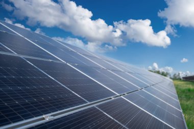 Güneş paneli, fotovoltaik, alternatif elektrik kaynağı - sürdürülebilir kaynaklar kavramı. Güneş enerjisi santralindeki güneş panellerinin manzarası. 