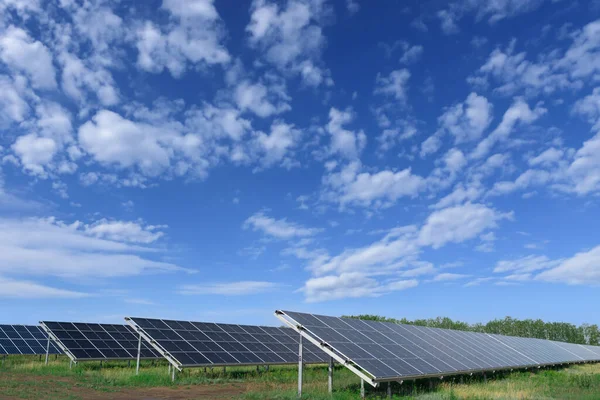 Painel Solar Fotovoltaico Fonte Eletricidade Alternativa Conceito Recursos Sustentáveis Paisagem — Fotografia de Stock