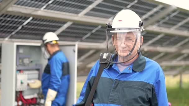 Зрелый Инженер Стоящий Перед Солнечными Панелями Техник Обслуживанию Солнечных Батарей — стоковое видео