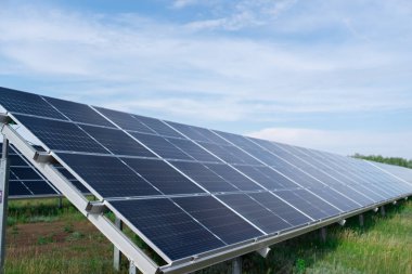 Güneş paneli, fotovoltaik, alternatif elektrik kaynağı - sürdürülebilir kaynaklar kavramı. Güneş enerjisi santralindeki güneş panellerinin manzarası. 