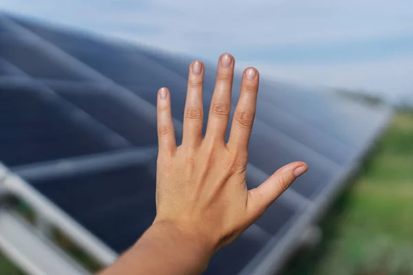 Ludzka Ręka Panelu Słonecznym Zamazane Tło Fotowoltaiczne Alternatywne Źródło Energii — Zdjęcie stockowe