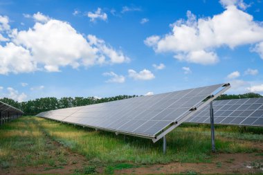 Güneş paneli, fotovoltaik, alternatif elektrik kaynağı - sürdürülebilir kaynaklar kavramı. Güneş enerjisi santralindeki güneş panellerinin manzarası. 