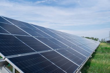 Güneş paneli, fotovoltaik, alternatif elektrik kaynağı - sürdürülebilir kaynaklar kavramı. Güneş enerjisi santralindeki güneş panellerinin manzarası. 