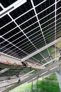 Güneş panelinin arkası, fotovoltaik, alternatif elektrik kaynağı - sürdürülebilir kaynaklar kavramı. Güneş enerjisi santralindeki güneş panellerinin manzarası.