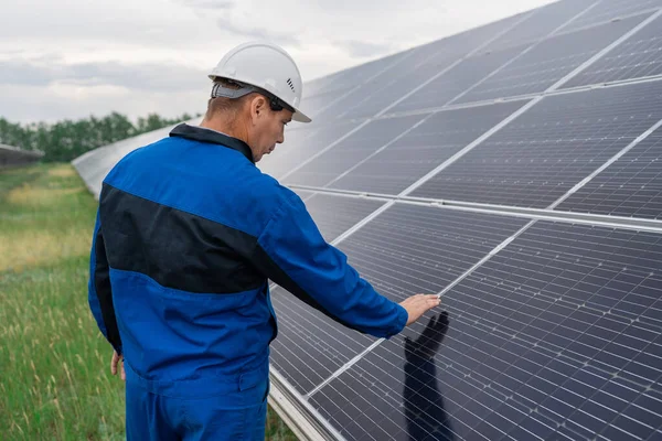 Inżynier Serwisowy Dotyka Paneli Słonecznych Technik Konserwacja Ogniw Słonecznych Elektrowni — Zdjęcie stockowe