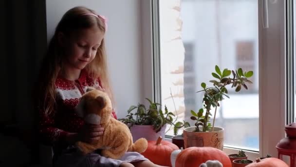 Petite Fille Assise Étreignant Son Jouet Regardant Par Fenêtre Concept — Video