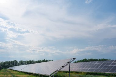 Güneş paneli, fotovoltaik, alternatif elektrik kaynağı - sürdürülebilir kaynaklar kavramı. Güneş enerjisi santralindeki güneş panellerinin manzarası. 