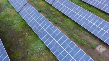 Güneş enerjisi santralinin hava görüntüsü. Yenilenebilir enerji. Yeşil teknoloji. Alanlardaki ekoloji güneş panelleri yeşil enerji manzarası elektriksel yenilik doğa ortamı