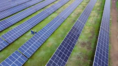 Güneş enerjisi santralinin hava görüntüsü. Yenilenebilir enerji. Yeşil teknoloji. Alanlardaki ekoloji güneş panelleri yeşil enerji manzarası elektriksel yenilik doğa ortamı