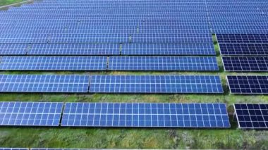 Güneş enerjisi santralinin hava görüntüsü. Yenilenebilir enerji. Yeşil teknoloji. Alanlardaki ekoloji güneş panelleri yeşil enerji manzarası elektriksel yenilik doğa ortamı