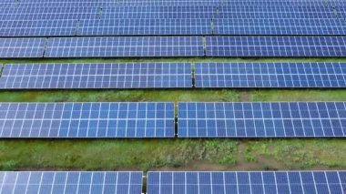 Elektrik santralindeki güneş panelleri. Hava aracı görüntüsü. Yenilenebilir enerji. Yeşil teknoloji. Alanlardaki ekoloji güneş panelleri yeşil enerji manzarası elektriksel yenilik doğa ortamı