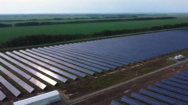 Güneş enerjisi santralinin hava görüntüsü. Yenilenebilir enerji. Yeşil teknoloji. Alanlardaki ekoloji güneş panelleri yeşil enerji manzarası elektriksel yenilik doğa ortamı