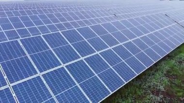 Güneş enerjisi santralinin hava görüntüsü. Yenilenebilir enerji. Yeşil teknoloji. Alanlardaki ekoloji güneş panelleri yeşil enerji manzarası elektriksel yenilik doğa ortamı