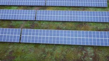 Güneş enerjisi santralinin hava görüntüsü. Yenilenebilir enerji. Yeşil teknoloji. Alanlardaki ekoloji güneş panelleri yeşil enerji manzarası elektriksel yenilik doğa ortamı