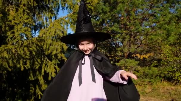 Niña Linda Traje Bruja Sombrero Para Halloween Otoño Hojas Fondo — Vídeo de stock