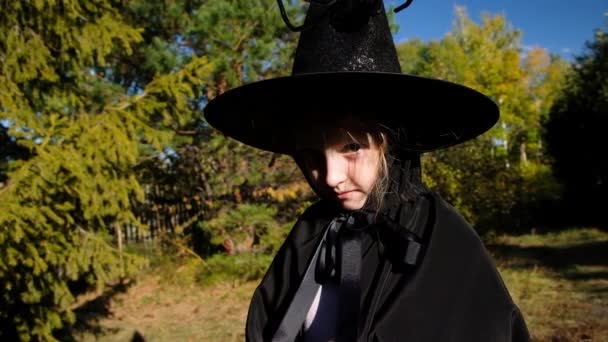 Klein Schattig Meisje Heks Kostuum Hoed Voor Halloween Herfst Bladeren — Stockvideo