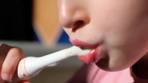 Ευτυχισμένο Χαμογελαστό Κοριτσάκι Βουρτσίζουν Δόντια Χρησιμοποιώντας Υπερήχων Ηλεκτρική Οδοντόβουρτσα Στο — Αρχείο Βίντεο