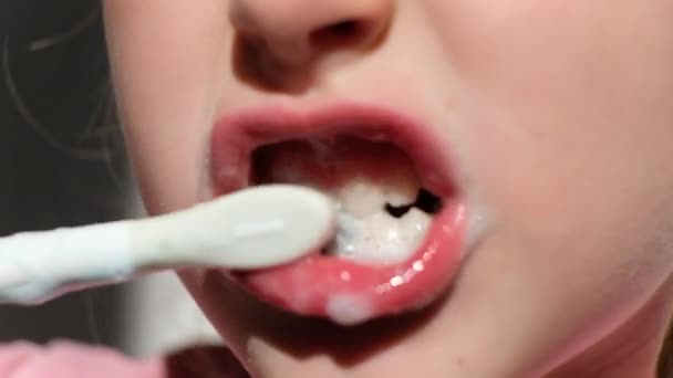 Szczęśliwie Uśmiechnięta Dziewczynka Myje Zęby Używając Ultradźwiękowej Elektrycznej Szczoteczki Zębów — Wideo stockowe