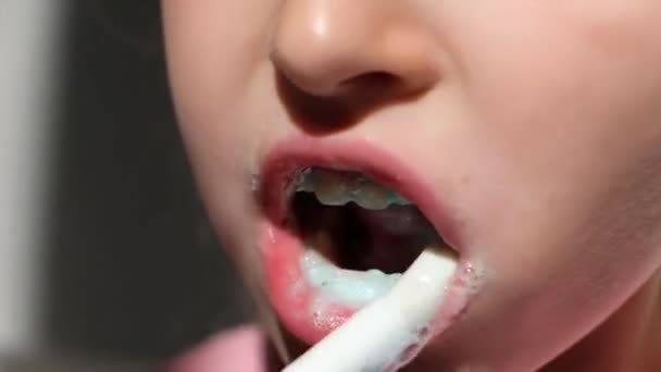 Szczęśliwie Uśmiechnięta Dziewczynka Myje Zęby Używając Ultradźwiękowej Elektrycznej Szczoteczki Zębów — Wideo stockowe