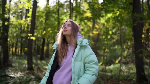 Girl Walks Natural Forest Woman Hiking Alone Teenager Girl Nature — Vídeos de Stock
