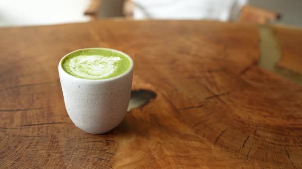 Vista Superior Verde Matcha Latte Con Arte Corazón Latte Sobre — Vídeo de stock