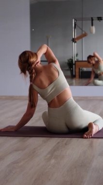 Genç ve çekici bir kadın denizkızı olarak yoga stüdyosunda spor kıyafetleri giyerek pilates egzersizi yapıyor. Formda, sağlıklı ve güçlü özgün bir vücut. Fitness konsepti