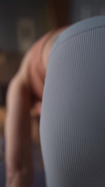 Kadın, ıslah yatağında pilates eğitiyor. Beden eğitimi için pilates stüdyosu makinesi. Formda, sağlıklı ve güçlü özgün bir vücut. Fitness konsepti. 