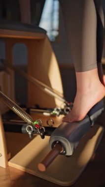 Güneş ışığında, Dengeli Vücut Sandalyesi 'nde çıplak ayaklar spor, denge ve genel refahı sembolize eder.