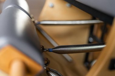 Pilates ekipmanları. Reform yatağı. Beden eğitimi için pilates stüdyosu makinesi. Formda, sağlıklı ve güçlü özgün bir vücut. Fitness konsepti.