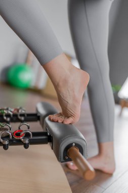 Güneş ışığında, Dengeli Vücut Sandalyesi 'nde çıplak ayaklar spor, denge ve genel refahı sembolize eder.