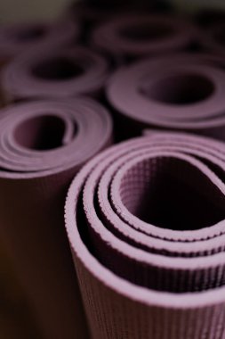 Yoga minderleriyle antrenman için bir stüdyo ayarlandı. Sakinleştirici mor renk temalı, seans için hazır.