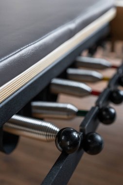 Pilates ekipmanları. Reform yatağı. Beden eğitimi için pilates stüdyosu makinesi. Formda, sağlıklı ve güçlü özgün bir vücut. Fitness konsepti.