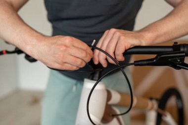 Bir adam yeni bir bisiklet yapıyor, pazar yerlerinden mal getiriyor.