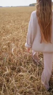 Bir ayağının altın buğday tarlasına adım attığı, huzur ve sadeliğin somutlaştığı sakin bir an..