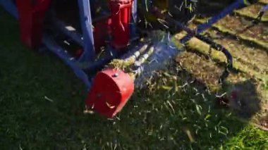 Gelişmiş çim biçme makineleri verimli çalışıyor, tarımda etkileyici verimlilik sergiliyorlar